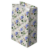 Hydrangea Collage Kleine Geschenktüte (Rückseite Schrägansicht)