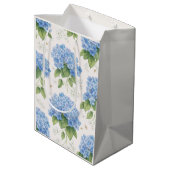 Hydrangea Floral Gift Bag | Elegant Blue Botanical Mittlere Geschenktüte (Rückseite Schrägansicht)