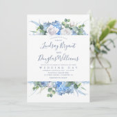 Hydrangea und Greenery Dusty Blue Floral Wedding Einladung (Stehend Vorderseite)