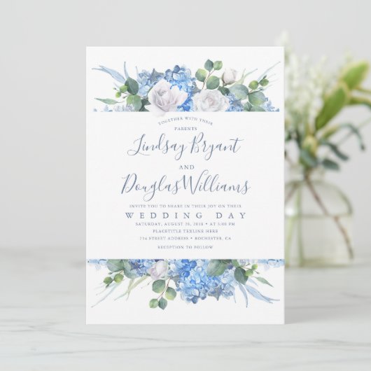 Hydrangea und Greenery Dusty Blue Floral Wedding Einladung (Stehend Vorderseite)