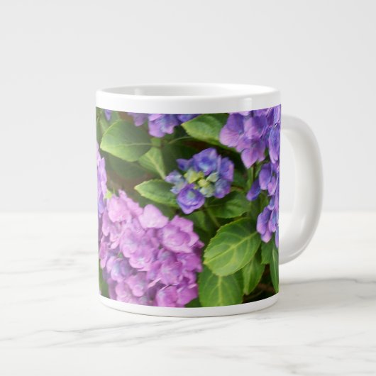 Hydrangeas, Blau, Rosa, Mauve, grüne Blätter Jumbo-Tasse (Vorderseite Rechts)
