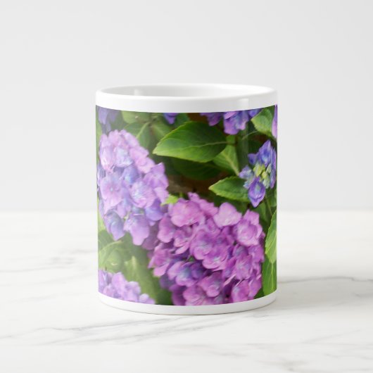 Hydrangeas, Blau, Rosa, Mauve, grüne Blätter Jumbo-Tasse (Vorderseite)