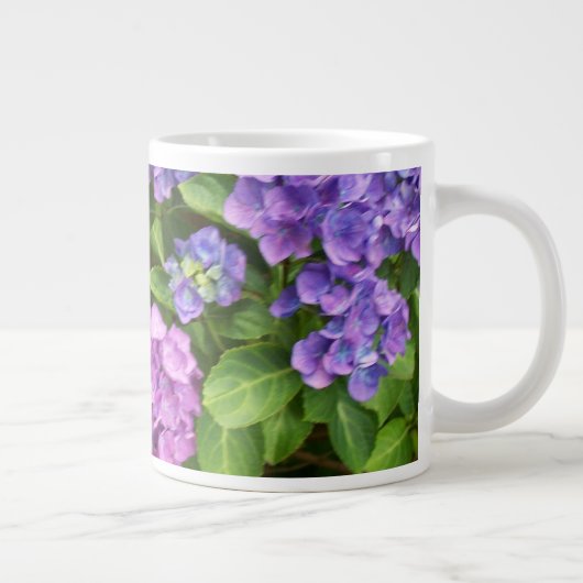 Hydrangeas, Blau, Rosa, Mauve, grüne Blätter Jumbo-Tasse (Rechts)