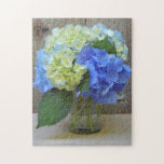 Hydrangeas Blue Mason Jar Floral Fotografie Puzzle<br><div class="desc">Ein Mason mit blauen Hydrangeas über einem Stallholz und einem Kaminboden.</div>