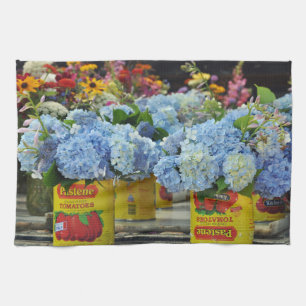 Hydrangeas und frische Blume in Tomatenkonserven Küchentuch