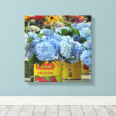 Hydrangeas und frische Blume in Tomatenkonserven Leinwanddruck (Insitu (Holzboden))