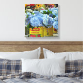 Hydrangeas und frische Blume in Tomatenkonserven Leinwanddruck (Insitu (Schlafzimmer))