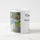 Hydrangeas und Picket Fence - Martha's Vineyard Jumbo-Tasse (Vorderseite)