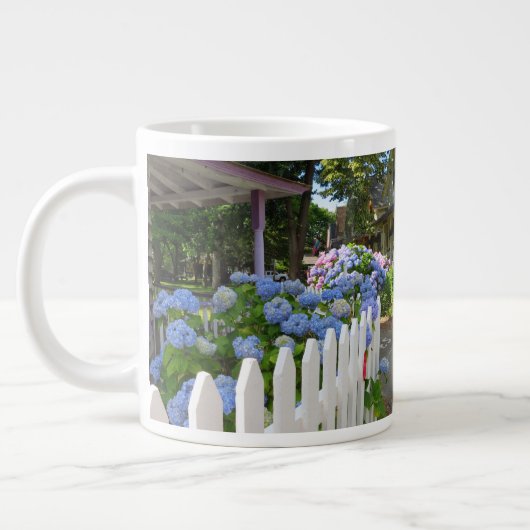 Hydrangeas und Picket Fence - Martha's Vineyard Jumbo-Tasse (Links)
