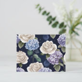 Hydrangeas und Weiße Rosen Postkarte (Stehend Vorderseite)