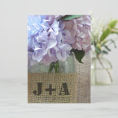 Hydrangen in einem Mason-Jar mit Burlap-Hochzeit Einladung (Stehend Vorderseite)