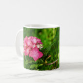 Hydrangia Rosa Blume mit grünen Blätter Kaffeetasse (Vorderseite Links)