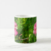 Hydrangia Rosa Blume mit grünen Blätter Kaffeetasse (Mittel)