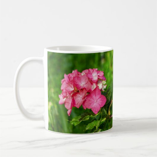 Hydrangia Rosa Blume mit grünen Blätter Kaffeetasse (Links)