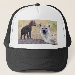 Hyena mit einem jungen truckerkappe