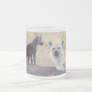 Hyena mit einer jungen mattglastasse