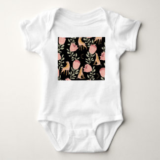 Hyena & Protea: Dunkles Vintages Muster Baby Strampler