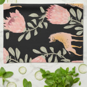 Hyena & Protea: Dunkles Vintages Muster Geschirrtuch (Gefaltet)