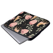 Hyena & Protea: Dunkles Vintages Muster Laptopschutzhülle (Vorne Knopf)