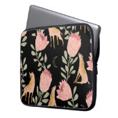 Hyena & Protea: Dunkles Vintages Muster Laptopschutzhülle (Vorderseite Links)