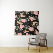 Hyena & Protea: Schwarzer Hintergrund Nahtlos Wandteppich (Beispiel (Horizontal))