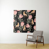 Hyena & Protea: Schwarzer Hintergrund Nahtlos Wandteppich (Beispiel)