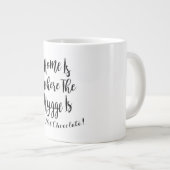 Hygge Zuhause Hot Chocolate Typografie Jumbo-Tasse (Vorderseite Rechts)