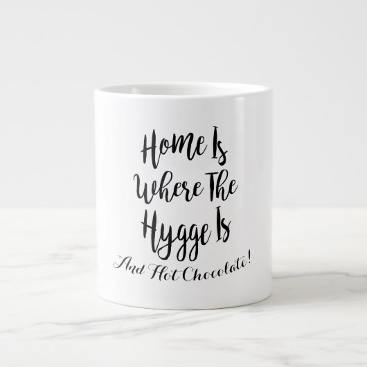 Hygge Zuhause Hot Chocolate Typografie Jumbo-Tasse (Vorderseite)