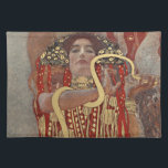 Hygieia von Gustav Klimt, Vintager Jugendstil Stofftischset<br><div class="desc">Hygieia (c. 1901) von Gustav Klimt ist ein Vintages Viktorianisches Zeitenymbolismus-Gemälde, in dem die griechische Göttin aus Hygiene, Gesundheit, Sauberkeit und Sanitäreinrichtungen sowie die askulapische Schlange um ihren Arm und die Tasse Lethe in ihrer Hand dargestellt wird. Hygieia ist Teil eines von drei Gemälden, die als "Gemälde der Fakultät" bekannt...</div>