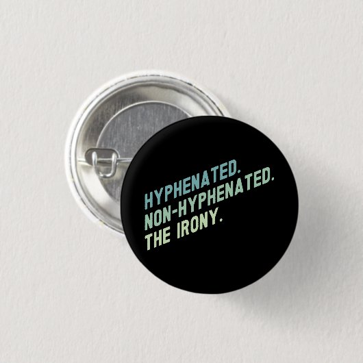 Hyphenated Non-Hyphenated The Irony Funny Zitat Button (Vorne & Hinten)
