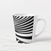 Hypnotic Black and White Spiral Illusion Art Milchtasse (Rechts)