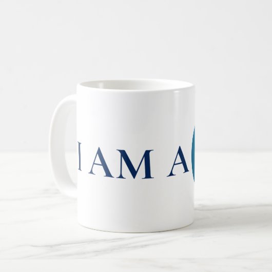 I AM A PRO | Bold Minimalist Blue Circle Mug Kaffeetasse (Vorderseite Links)