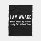 I Am Awake Please Respect My Privacy Funny Sarcast Fleecedecke (Vorderseite)