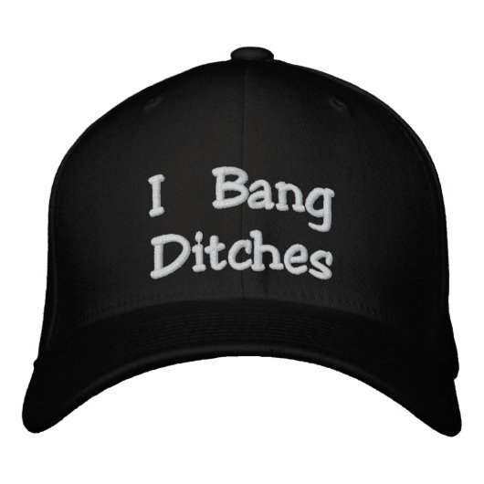 "I Bang Ditches" Flexfit Schwarzer bestickter Hut (Vorderseite)