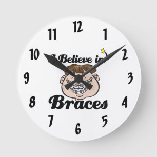 i believe in braces runde wanduhr