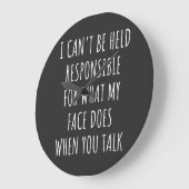 i can't be held responsible for what my face does große wanduhr (Winkel)