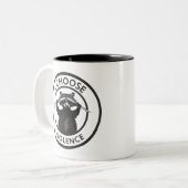 I Choose Gewalt Funny Raccoon Zweifarbige Tasse (Vorderseite Links)
