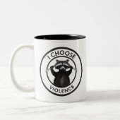 I Choose Gewalt Funny Raccoon Zweifarbige Tasse (Links)