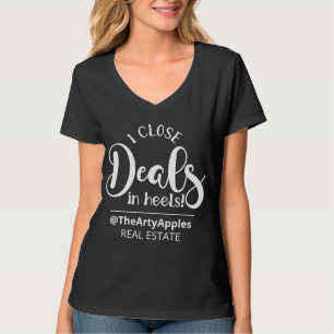 I close deals in heels real estate agent girl boss T-Shirt