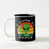 I Come In Peace Alien Space Zweifarbige Tasse (Links)