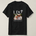 I DO Verlobung Ring Couple Foto Name Minimalistisc T-Shirt<br><div class="desc">Ich Tu Verlobung Ring Couple's Foto und Namen Minimalistisch Happy and Fun T - Shirt. Feiern Sie mit diesem niedlichen T - Shirt Ihre Veranstaltung. Alle Texte sind so vorbereitet,  dass Sie schnell und einfach mit Ihren eigenen Details wechseln können.</div>