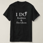 I DO Verlobung Ring Paare Name Minimalistisch Spaß T-Shirt<br><div class="desc">Ich Tu Verlobung Ring Paare Name Minimalistisch Happy and Fun T - Shirt. Feiern Sie mit diesem niedlichen T - Shirt Ihre Veranstaltung. Alle Texte sind so vorbereitet,  dass Sie schnell und einfach mit Ihren eigenen Details wechseln können.</div>