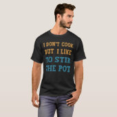 I Don’t Cook, But I Like to Stir the Pot T-Shirt (Vorne ganz)