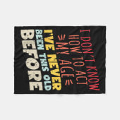 I Don't Know How To Act My Age Funny Old Birthday  Fleecedecke (Vorderseite (Horizontal))