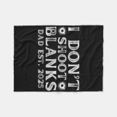 I Dont Shoot Blanks Dad Est 2025 Gender Reveal Fun Fleecedecke (Vorderseite (Horizontal))