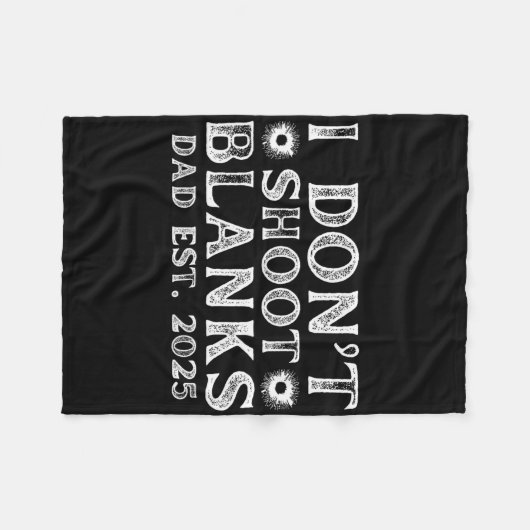 I Dont Shoot Blanks Dad Est 2025 Gender Reveal Fun Fleecedecke (Vorderseite (Horizontal))