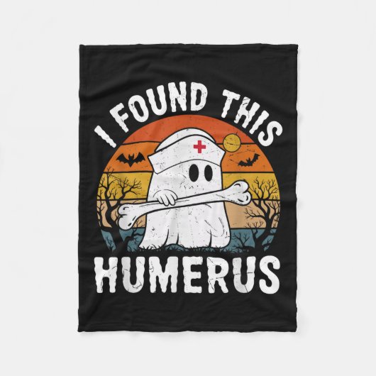 I Found This Humerus Funny Ghost Nurse Halloween Fleecedecke (Vorderseite)