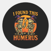 I Found This Humerus Halloween Skeleton Joke Runder Aufkleber (Vorderseite)