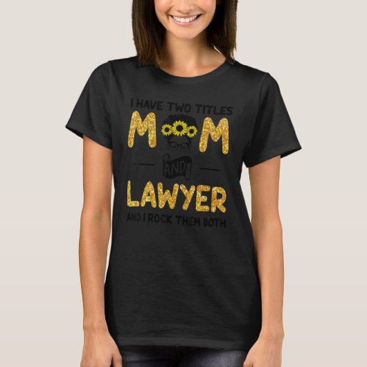 I Have Two Titels Mom and Lawyer and I Rock Them B T-Shirt (Vorderseite)