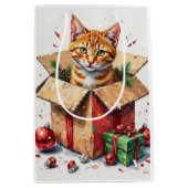 I Help Unpack! Funny Cat in Christmas Shipping Box Mittlere Geschenktüte (Vorderseite)